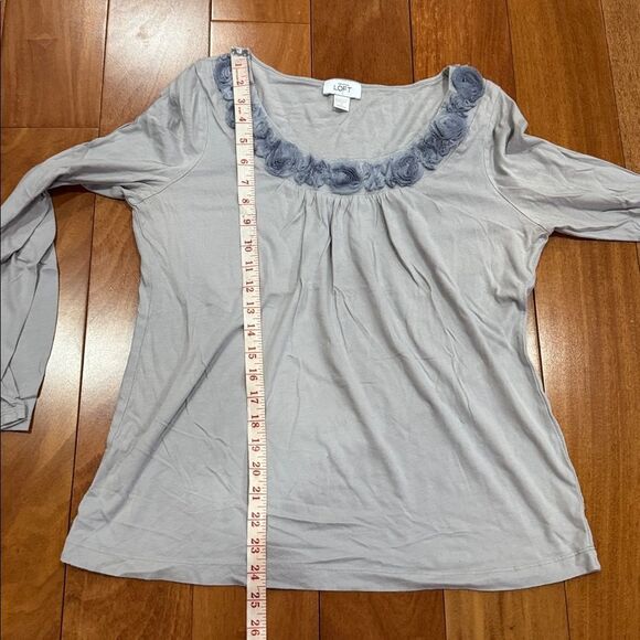 LOFT Women's Light Gray Long Sleeve Top with Floral Detail size L - Picture 9 of 10